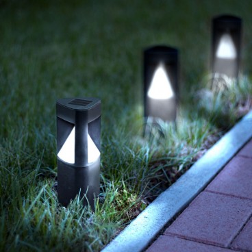 Lampa solara triunghiulara pentru gradina, Aprindere automată la lăsarea întunericului